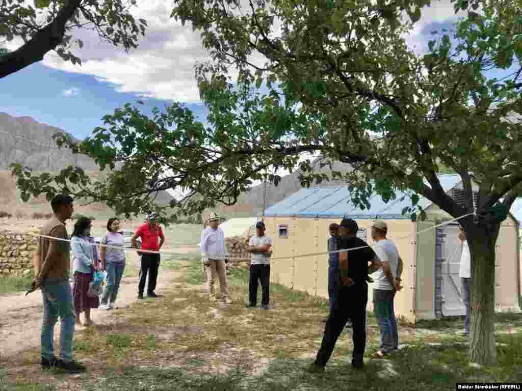 &quot;Эркин Европа/Азаттык&quot; радиосунун кыргыз кызматынын башчысы Венера Жуматаева жана &ldquo;Азаттык Медиа&rdquo; мекемесинин директору Айзада Касмалиева Ак-Сай айылынын тургундары менен жолугушуу учурунда.