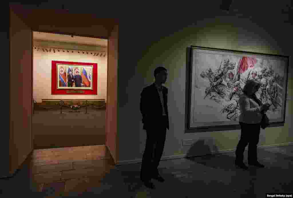 Фото президента России Владимира Путина и лидера Северной Кореи Ким Чен Ына на выставке.После того, как Москвы признала участие северокорейцев в войне, это сотрудничество стало для Пхеньяна предметом пропаганды