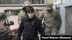 Полонений російськими військовими український моряк (на задньому плані ліворуч). Окупований Сімферополь, 28 листопада 2018 року