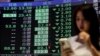 Bursele asiatice și cele americane au deschis în scădere, urmare a tarifelor anunțate săptămâna trecută de Donald Trump. Aici, o imagine de la bursa din Taiwan care a deschis luni cu o scădere de 9,8% a valorii acțiunilor tranzacționate. 