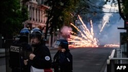 De aproape o săptămână, Franța e răvășită de tulburări stradale. Violențele au izbucnit marțea trecută, pe 27 iunie, după ce un tânăr de 17 ani a fost împușcat mortal de polițiști la Nanterre, o suburbie din vestul Parisului. Aici, incidente la Lyon, vineri, 30 iunie. 