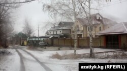 "Ата-Түрк" багындагы үйлөр. Сүрөт "Азаттыктын" архивинен алынды.