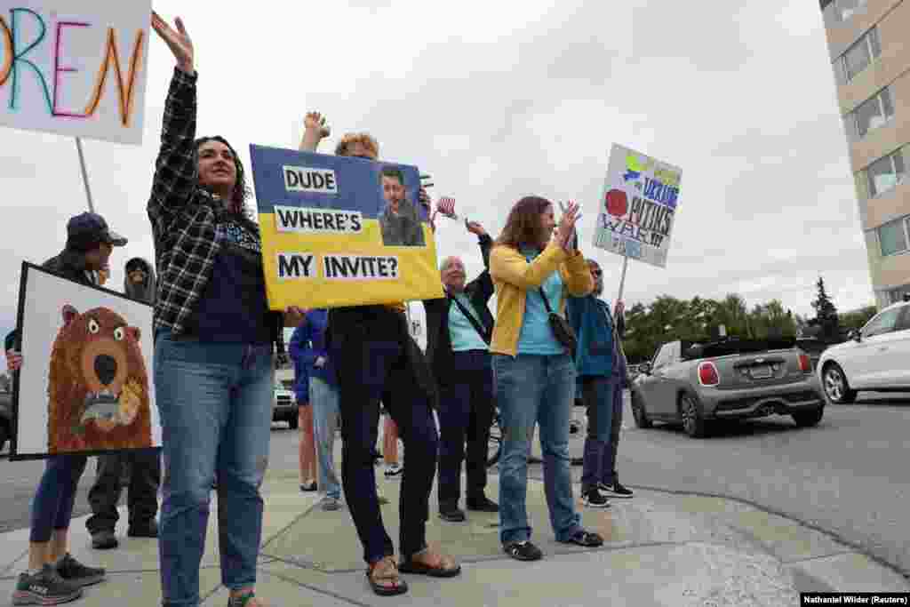 Мітинг на підтримку України під час зустрічі президента Росії Володимира Путіна з президентом США Дональдом Трампом для переговорів про припинення війни в Україні, в Анкориджі, Аляска, 15 серпня 2025 року.В Анкориджі відбулися два мітинги. Один на підтримку України, інший на підтримку мирних зусиль Трампа