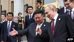 Ресей президенті Владимир Путин мен Солтүстік Корея басшысы Пекиндегі кездесуден шығып барады. 3 қыркүйек 2025 жыл.