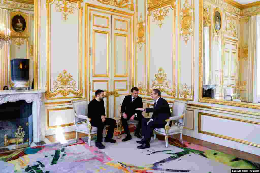 Украина президенты Владимир Зеленский, Франция президенты Эммануэль Макрон һәм Британия премьер-министры Кир Страмер Парижда Елисей сараенда сөйләшүләр уздыра. 27 март. 