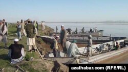 Этнические туркмены Афганистана на переправе на реке Амударья в провинции Джаузджан. Иллюстративное фото. 