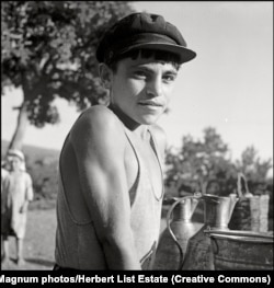 Кримськотатарський хлопчик набирає воду. Крим, 1943 рік