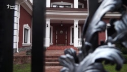 Активісти привезли генпрокурору Луценку «родинний прапор корупціонерів» додому (відео)