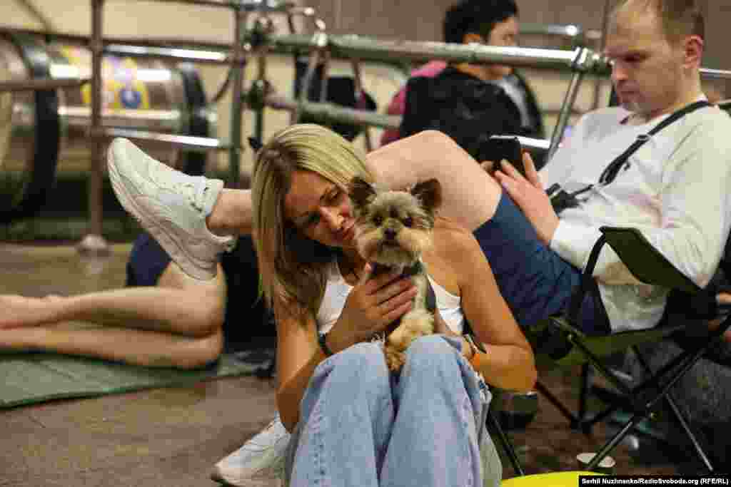 Valideynlər övladları, ev heyvanları ilə birlikdə gecəni metro stansiyalarında keçirirlər.