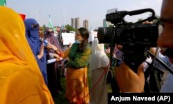 رپورټ وايي، د پاکستان ښځینه خبریالانې هم په ۲۰۲۱ز کال کې د حملو او ځورونو ښکار شوې - پخوانی انځور.