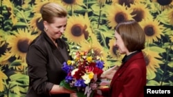 Maia Sandu întâmpinată cu un buchet de flori la summit de prim-ministra Danemarcei, Mette Frederiksen. 