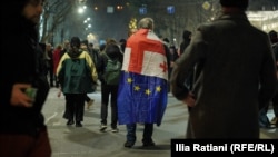 Протесты в Тбилиси продолжаются до сих пор. Этот снимок сделан в марте этого года