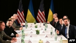 Американскиот потпретседател Џеј Ди Венс и украинскиот претседател Володомир Зеленски на Минхенската безбедносна конференција, 14 февруари 2025 година