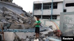 دا ښوونځی چې بېځایه شوي کډوال پکې اوسېدل د اسراییلو په بمبارۍ کې ویجاړ شوی دی