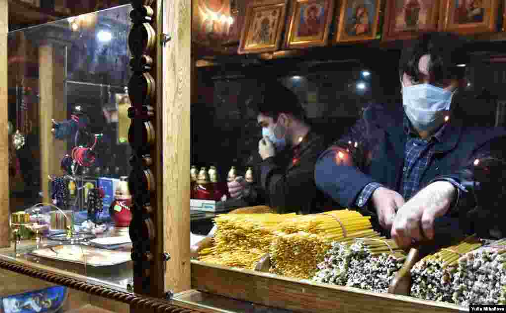 Благодатный огонь доставили из Иерусалима в Кишинев накануне православной Пасхи, 1 мая 2021