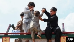 کودکان افغان در حال آماده شدن برای برگشت به افغانستان - تصویر از ماه می ۲۰۲۵