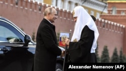 Президент Росії Володимир Путін (л) і патріарх РПЦ Кирило