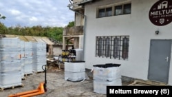 Пивоварната в село Пресяка, на 5 км от Ловеч и на около 150 км от София.