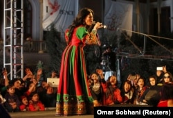 Cântăreața afgană Aryana Sayeed, în timpul unui „concert de pace” organizat de o organizație de tineret din Kabul, 19 octombrie 2013.