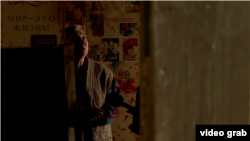 Наталья Николаевна в своей квартире, где нет света и газа