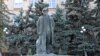Statuia lui Lenin din centrul localității