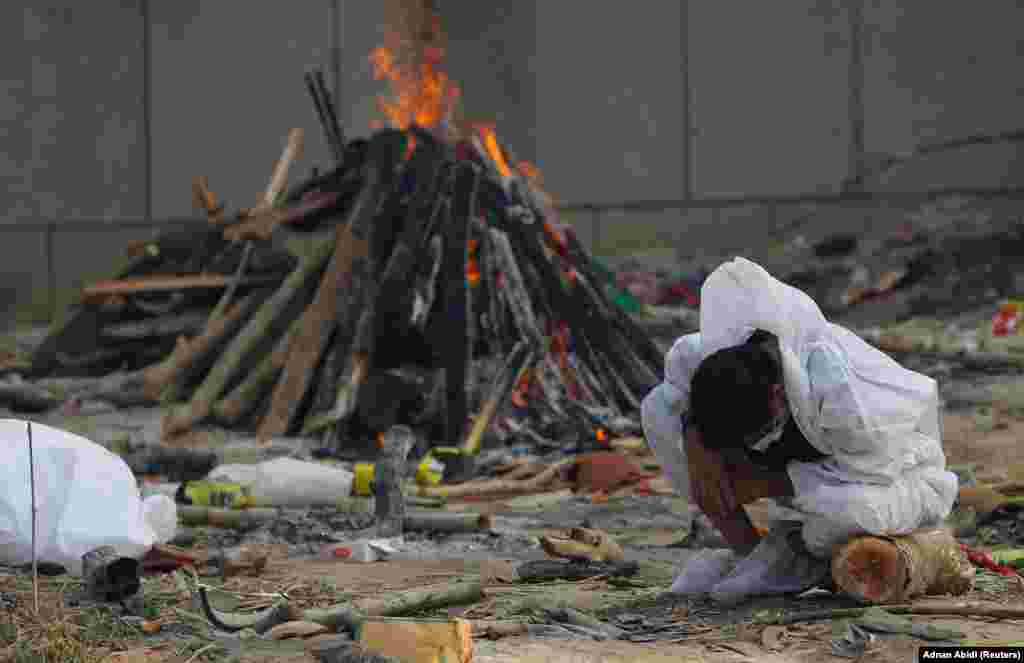 Човек плаче откако загуби роднина од ковид-19. Тој е еден од повеќе од три илјади Индијци кои ги губат своите животи за 24 часа во таа земја како резултат на пандемијата. Њу Делхи, 5 мај 2021 година