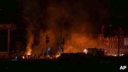 În imagine, echipele de intervenție lucrează la stingerea focului în urma incendiilor provocate de atacul cu drone lansat în Harkov de forțele rusești în noaptea de vineri spre sâmbătă.