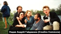 Директор Української редакції Радіо Свобода Роман Купчинський (другий справа) із журналістами на околиці Києва