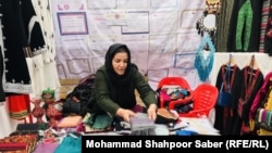 آرشیف - یک خانم تجارت پیشه در ولایت هرات در نمایشگاه صنایع دستی زنان شرکت کرده است.