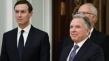 АҚШ президенті Трамптың арнайы өкілі Стив Уиткофф (оң жақта) пен Трамптың күйеубаласы Джаред Кушнер (сол жақта) Кремльде. 2 желтоқсан 2025 жыл.