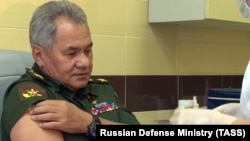 Orsýetiň goranmak ministri Sergeý Şoýgu "Sputnik V" koronawirus sanjymyny alýar. Moskwa, 4-nji sentýabr, 2020.