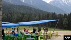 امنیتي سرتېري د برید ښکار شوي ځای جاج اخلي - د اپرېل ۲۳مې انځور.