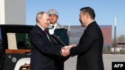 Садыр Джапараў сустракаў Уладзіміра Пуціна 26 лістапада 2025 году каля сваёй рэзыдэнцыі. На фота, на заднім пляне, LED-экран, якім закрылі ўкраінскую амбасаду