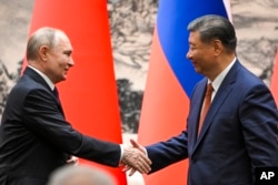 Сі Цзіньпін (праворуч) та Путін у Домі народних зборів у Пекіні. Китай, 16 травня 2024 року