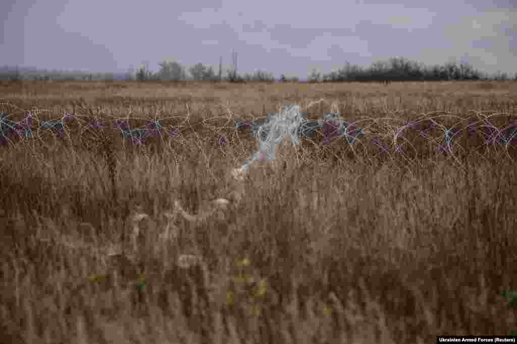 Optičko vlakno koje se koristi za daljinsko upravljanje ruskim FPV dronom vidi se pored položaja ukrajinskih vojnika, blizu gradića Časiv Jar u Donjeckoj oblasti. 25. oktobar 2025.