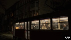 Трамвай на неосвітленій вулиці в Києві, листопад 2025 року