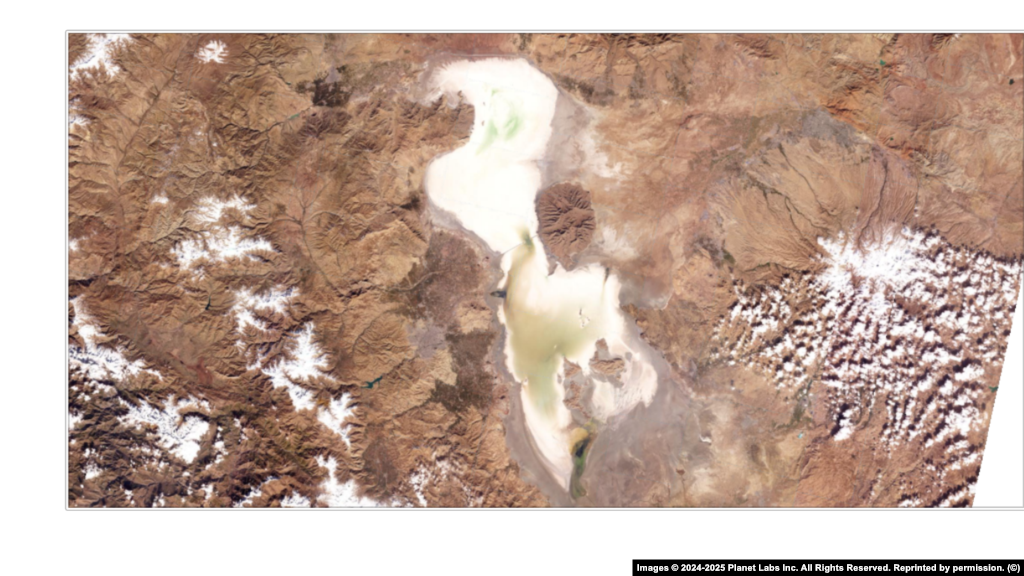 دریاچهٔ ارومیه: که زمانی بزرگ‌ترین دریاچهٔ شور خاورمیانه بود، کاهش سطح آن زیست‌بوم‌ها و معیشت ساکنان شمال غرب ایران را تهدید کرده و بحران روزافزون آب در منطقه را نمایان ساخته است.