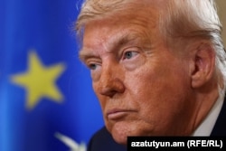 Дональд Трамп на тлі прапору ЄС під чс перемовин з президенткою Єврокомісії в Шотландії. Липень 2025 року