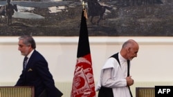 محمد اشرف غنی رئیس جمهور (راست) و عبدالله عبدالله رئیس اجرائیه افغانستان