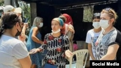 "Айымдар коомунун" мүчөлөрү өрттөн жабыркаган айылдыктар менен сүйлөшүп жатышат.