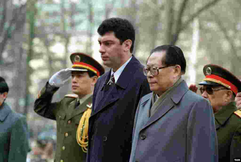 Chinese President Jiang Zemin and Nemtsov visit the Tomb of the Unknown Soldier near the Kremlin wall.