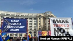 Manifestație a susținătorilor lui Călin Georgescu și strângere de semnături pentru candidatura lui la alegerile prezidențiale din luna mai, în Piața Constituției din București, în fața Parlamentului, 22 februarie 2025.