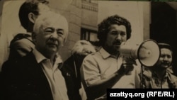 Хасен Қожахмет митингте сөз сөйлеп тұр. Жеке мұрағатынан.