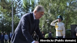 Президент Казахстана Касым-Жомарт Токаев возлагает цветы к монументу «1932-1933 жылдардағы ашаршылық құрбандарына тағзым». 31 мая 2022 года