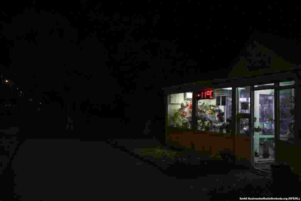 Освітлена посеред майже повної темряви квіткова крамниця на вулиці Парковій. Краматорськ