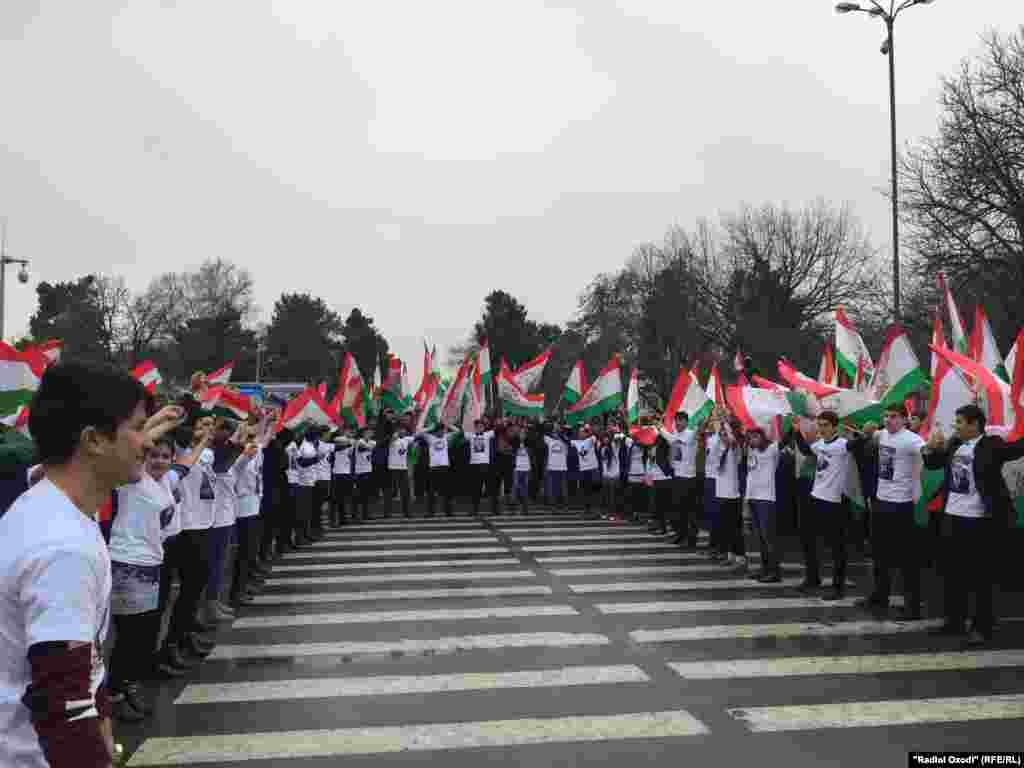 18 декабря парламент Таджикистана единогласно одобрил законопроект &laquo;Об основоположнике мира и национального единства - лидере нации&raquo;.