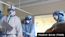 COVID-19га чалдыккан бейтап менен сүйлөшүп жаткан дарыгерлер. Июль, 2021-жыл.  