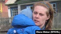 Местная жительница Анна Слободенюк с ребенком. Темиртау, май 2011 года.   