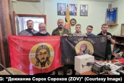 Такія ж сьцягі, што былі заўважаныя ў выкарыстаньні 11-й асобнай гвардзейскай мэханізаванай брыгады, дэманструюць актывісты расейскага радыкальнага праваслаўнага руху «Сорак саракоў» перад адпраўкай разам з дронамі для дапамогі расейскай арміі на вайне з Украінай.