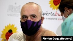 Албанскиот премиер Еди Рама ја прима вакцината на Фајзер на 11 јануари. 